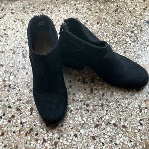 Tom’s black booties